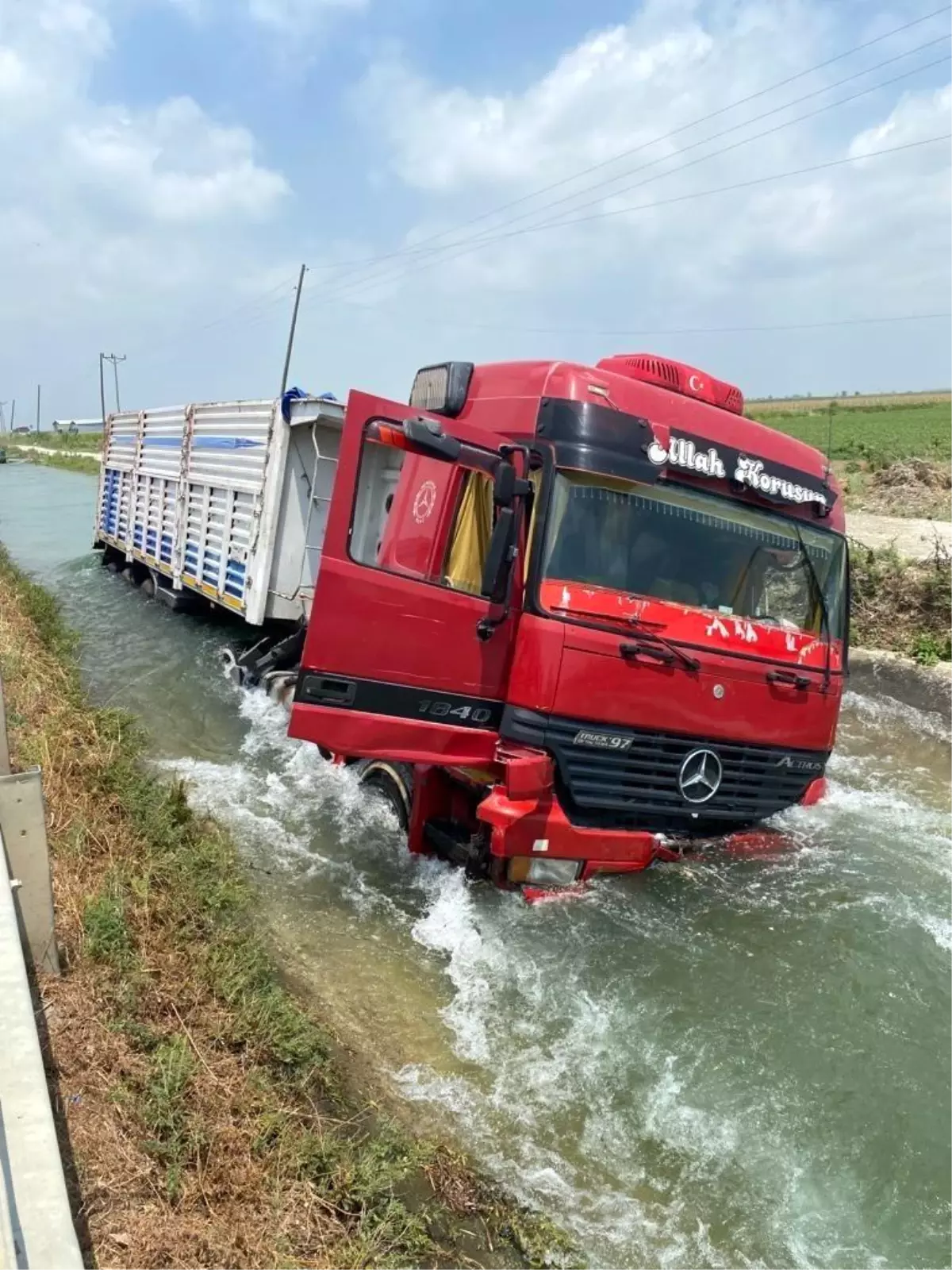 Mersin\'de kontrolden çıkan tır sulama kanalına devrildi