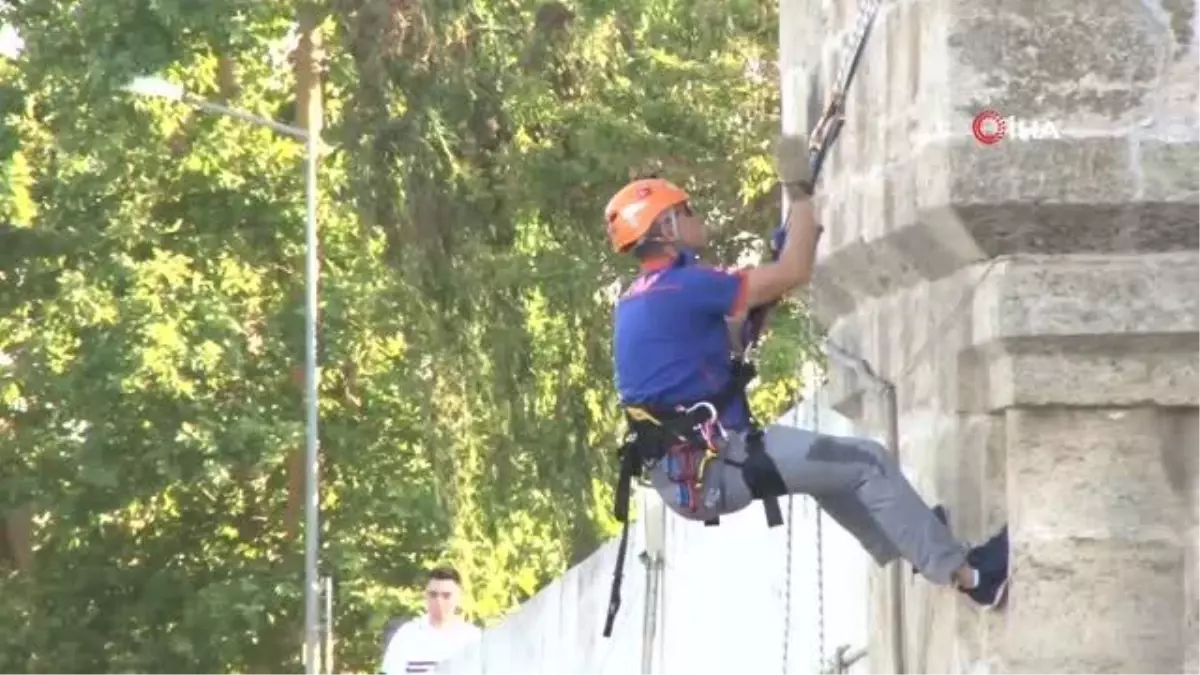 Tunca Köprüsünde halatla kedi kurtarma operasyonu