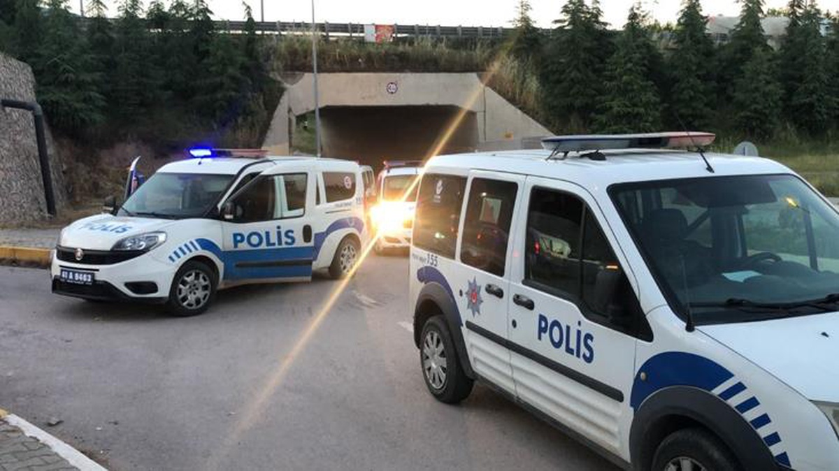 Kocaeli\'de yabancı uyruklu adam, polis memurlarını kurşun yağmuruna tuttu: 3 yaralı