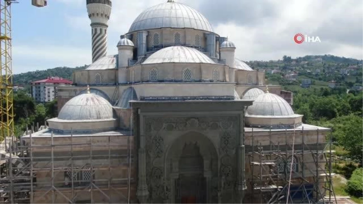 Yeşil Camii hem mimarisiyle hem de minaresiyle ilgi çekiyor