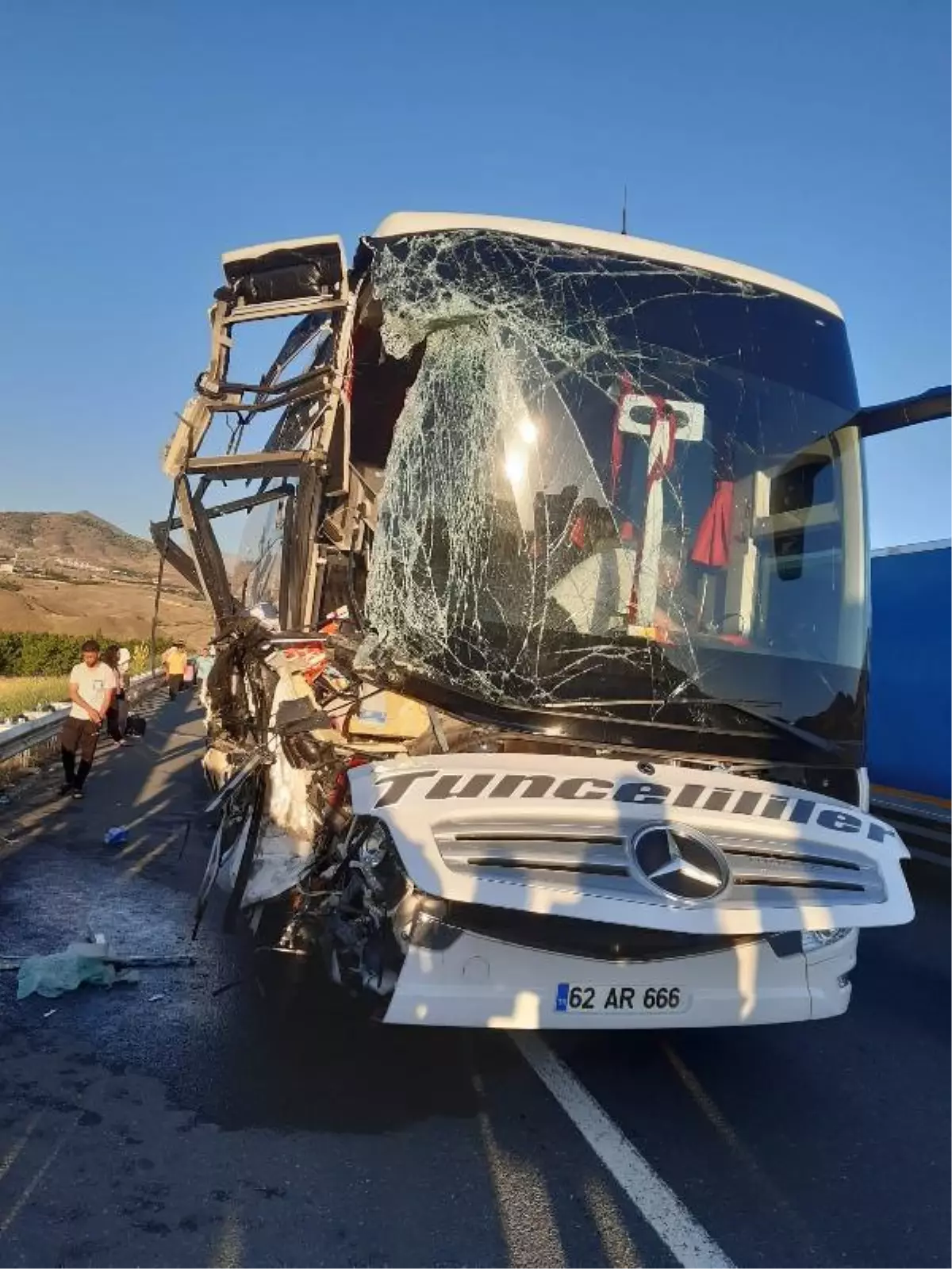 Son dakika haber... Yolcu otobüsü, kargo kamyonuna çarptı: 1\'i ağır 16 yaralı