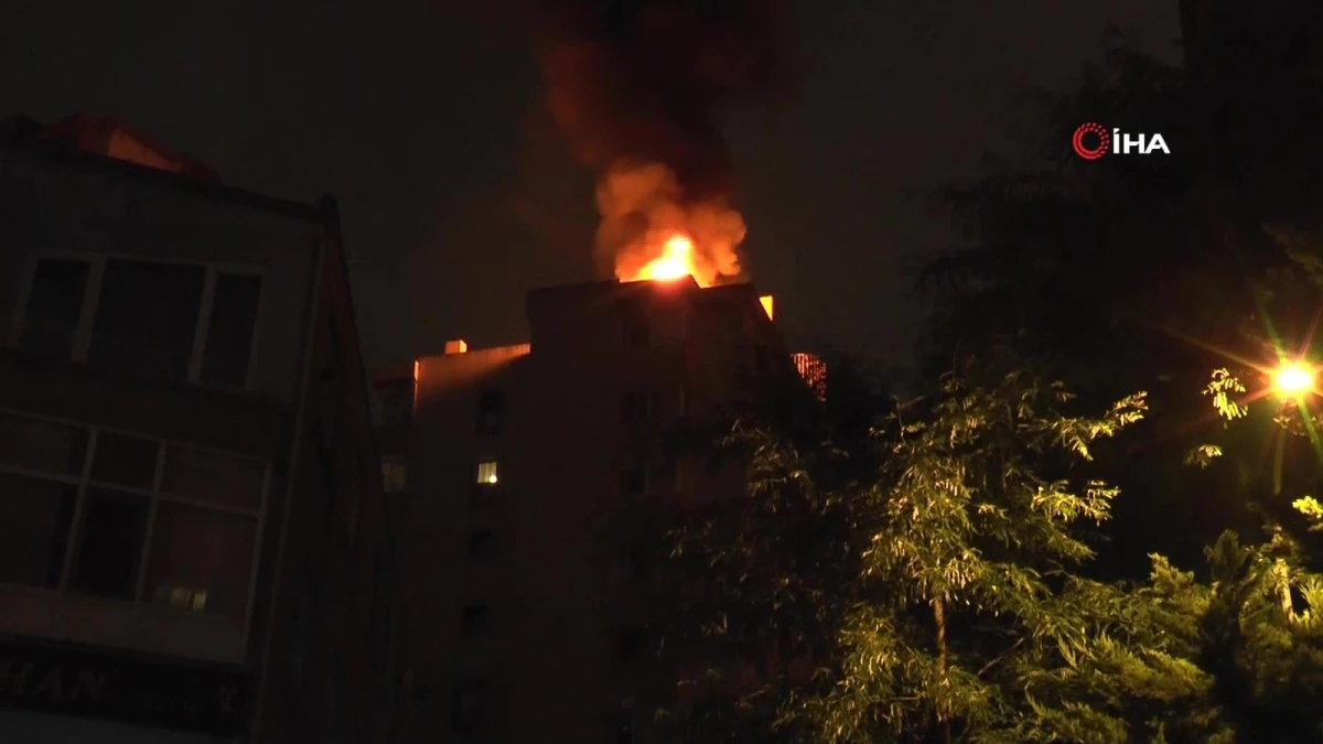 11 katlı binanın çatısı alev alev yandı