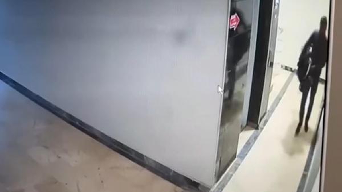 Son dakika haberleri | Apartmandaki bebek arabasının çalınma anı kamerada