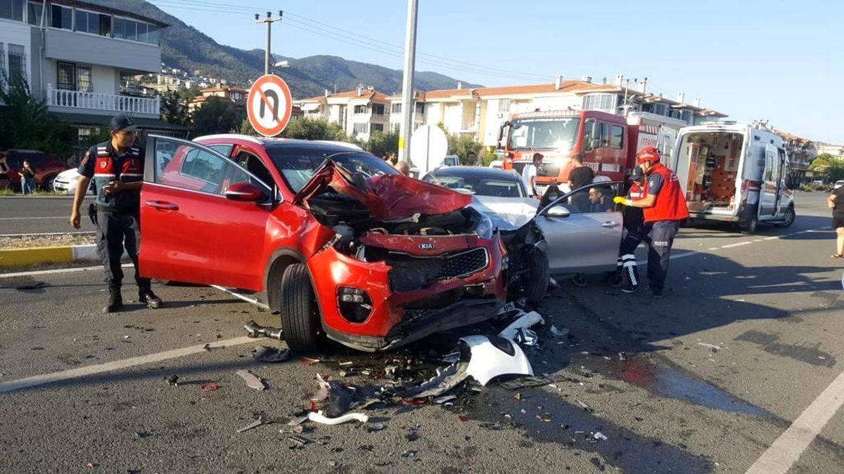 Son dakika haberleri! Balıkesir\'de zincirleme trafik kazası: 4 yaralı