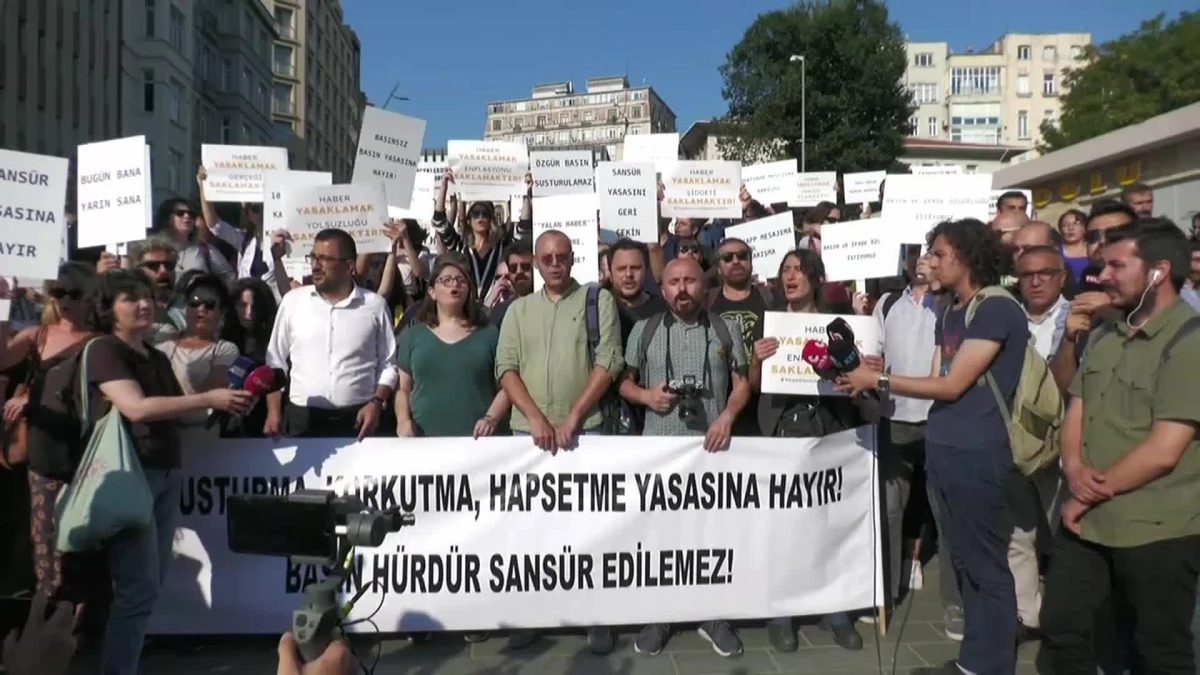 Basın Meslek Örgütleri, İstanbul\'da Medyaya Yeni Yaptırımlar Öngören Kanun Teklifini Protesto Etti