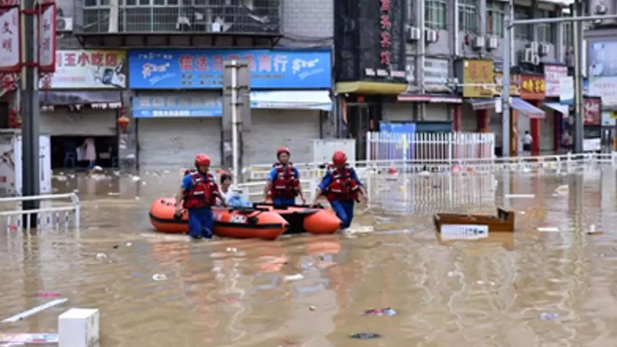 Çin\'in Fujian Eyaletinde Şiddetli Yağmur ve Sel Nedeniyle 220.000 Kişi Tahliye Edildi