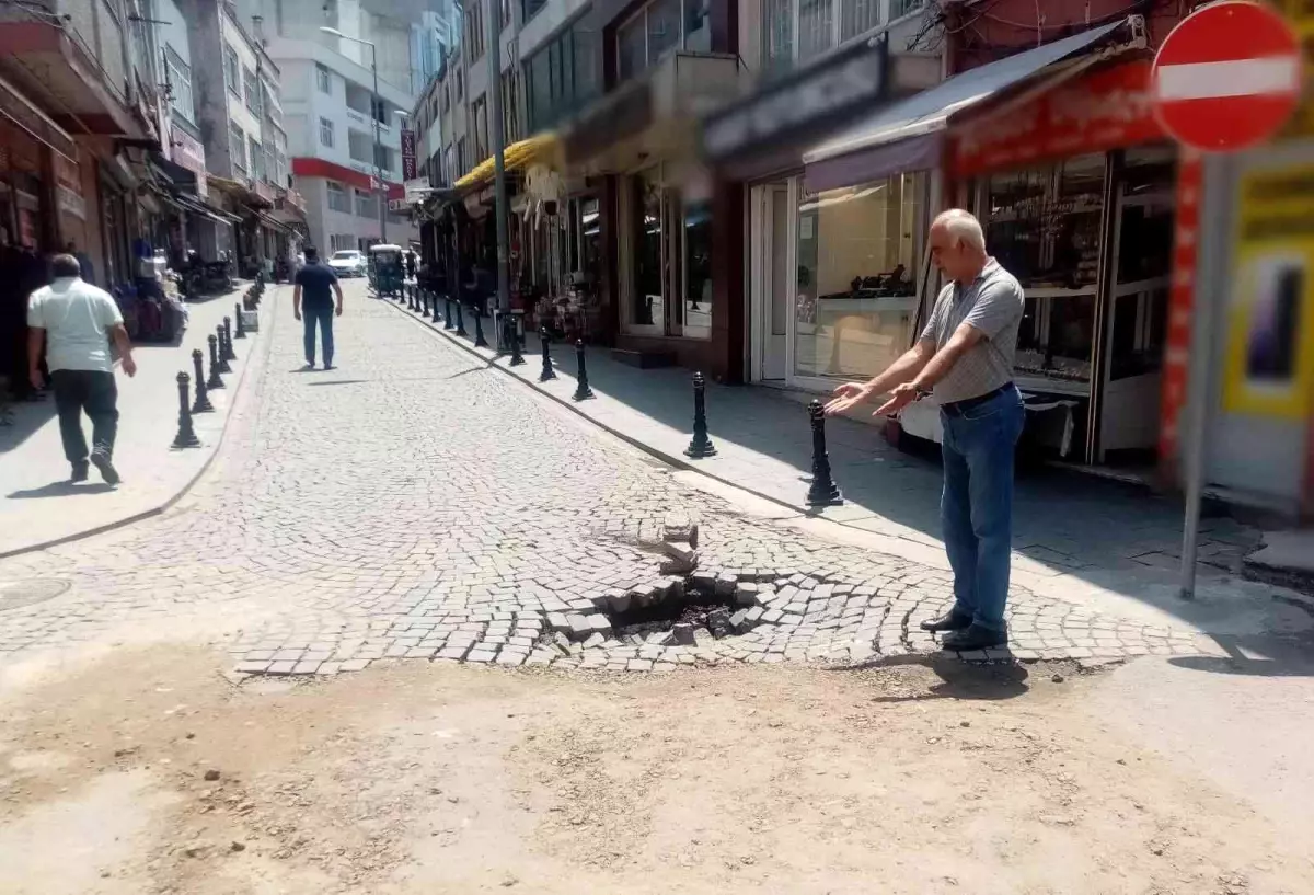 Çöken yol vatandaşı çileden çıkardı