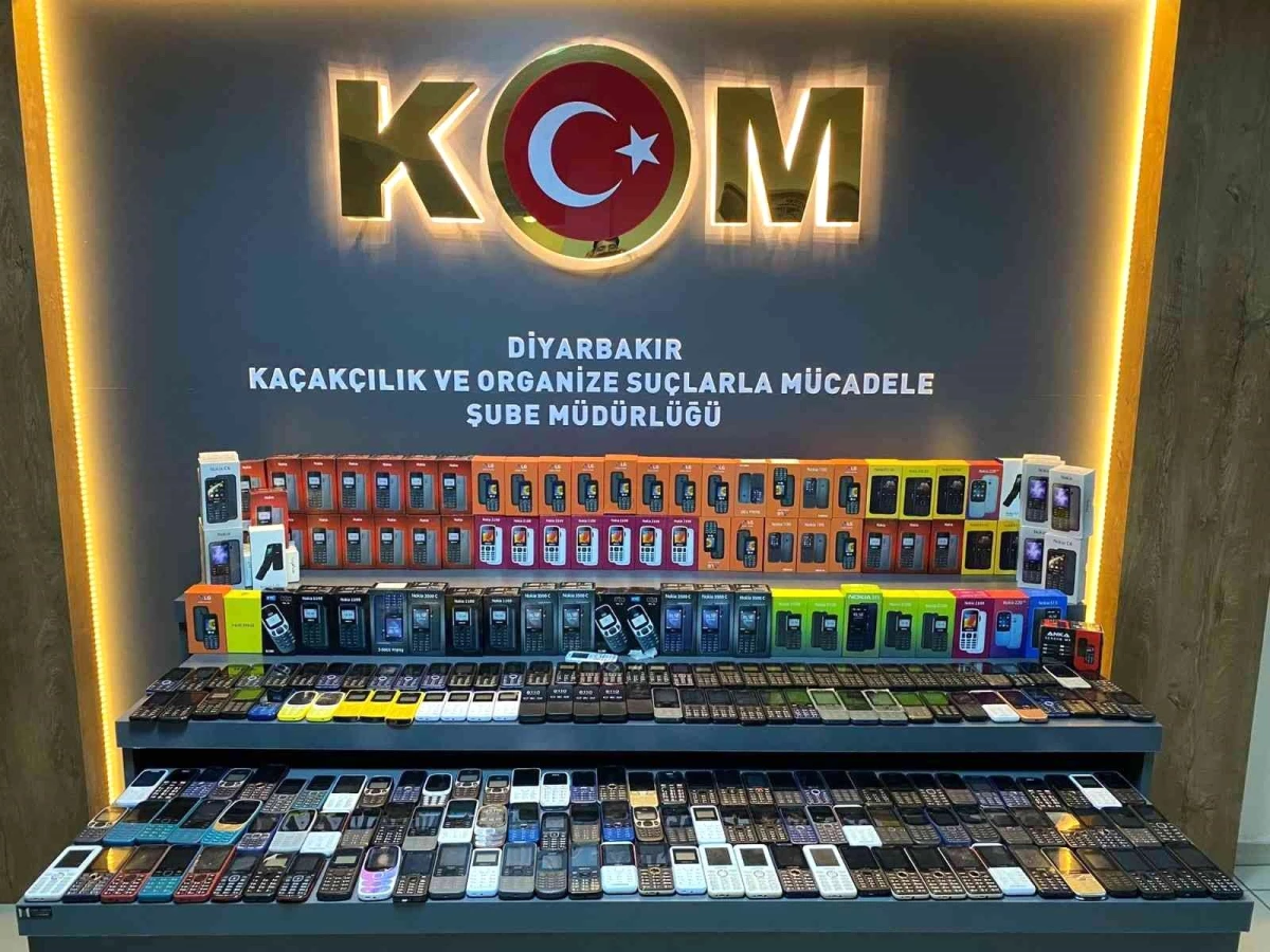 Diyarbakır\'da bir araçta 180 adet tuşlu telefon ele geçirildi