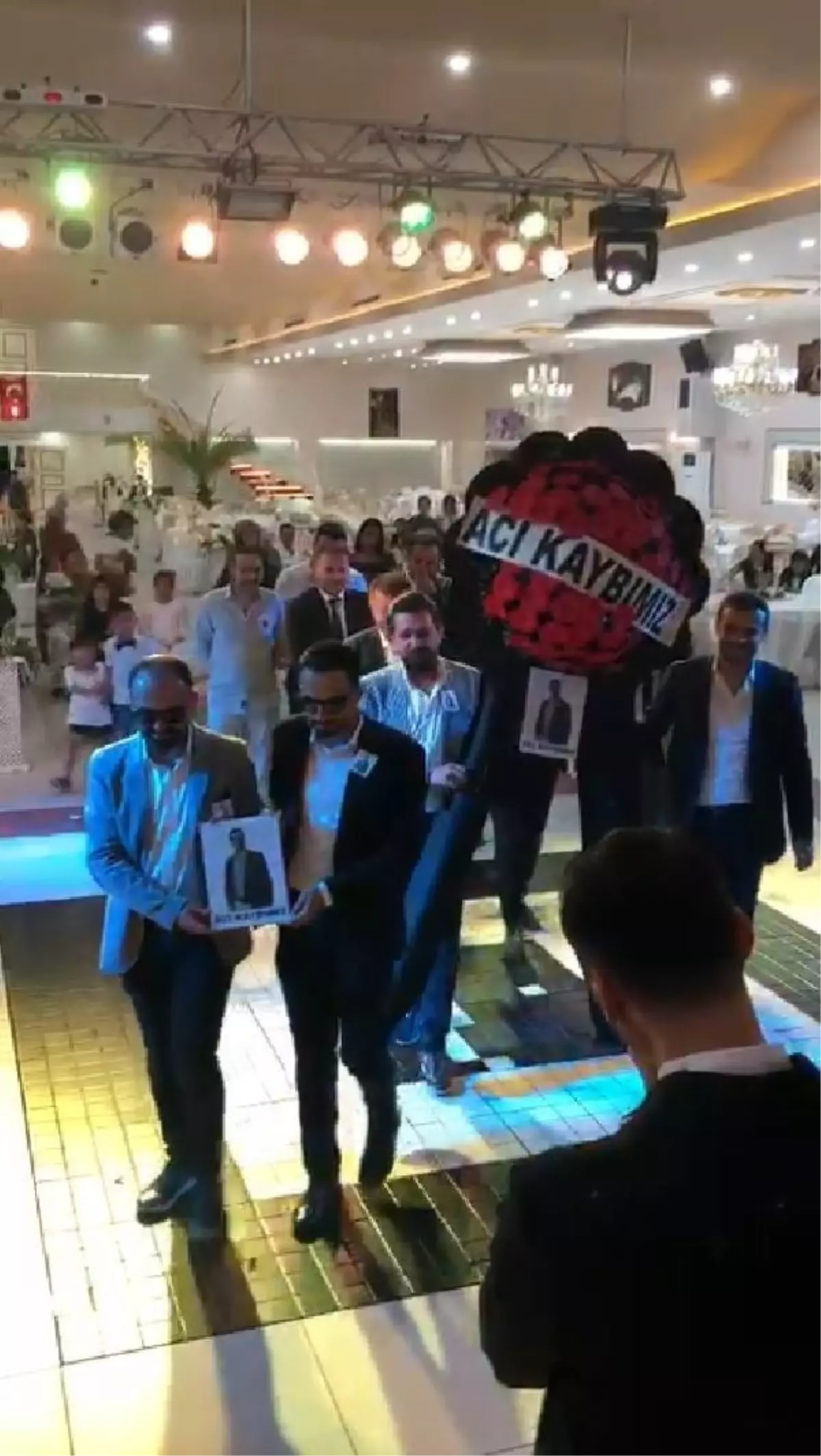 Düğünde damada, arkadaşlarından 'Acı kaybımız' çelengi