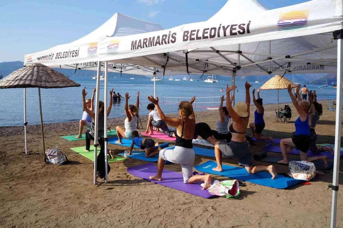 Dünya Yoga Günü halk plajında kutlandı