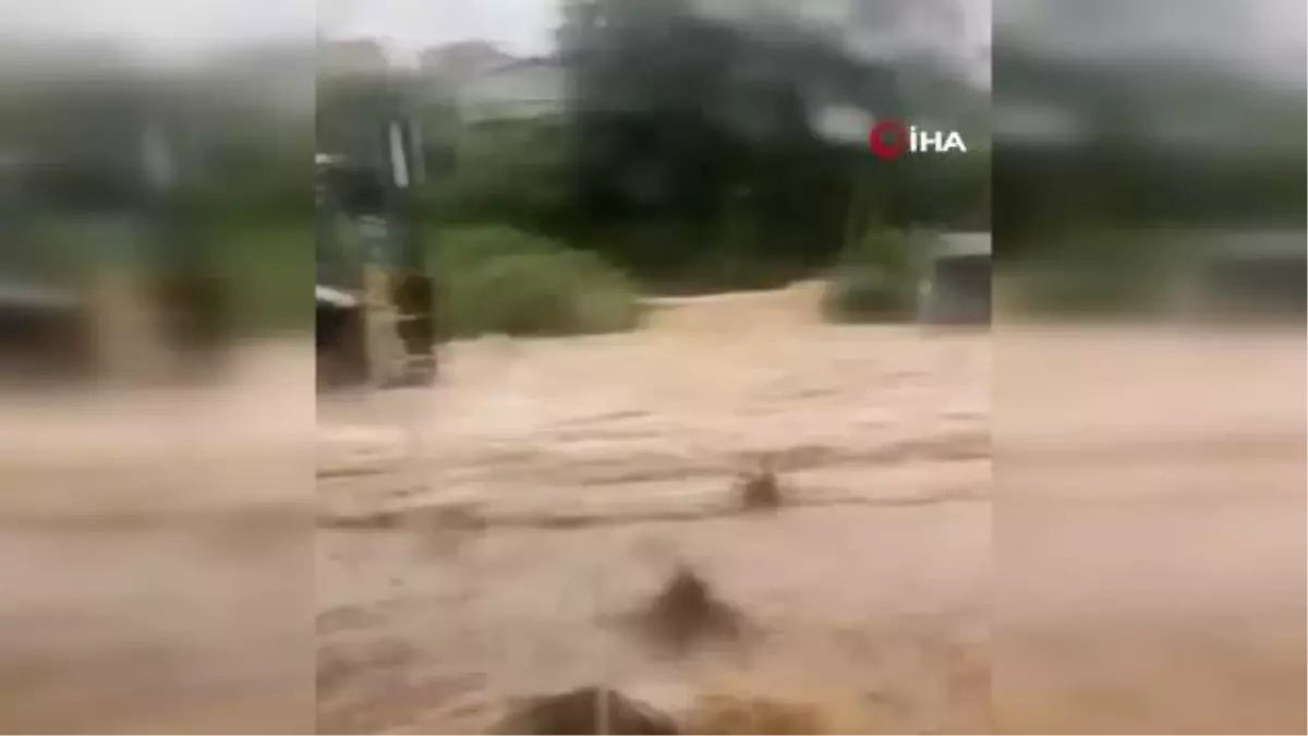 Son dakika gündem: Düzce-Zonguldak yolu sel sebebiyle trafiğe kapandı