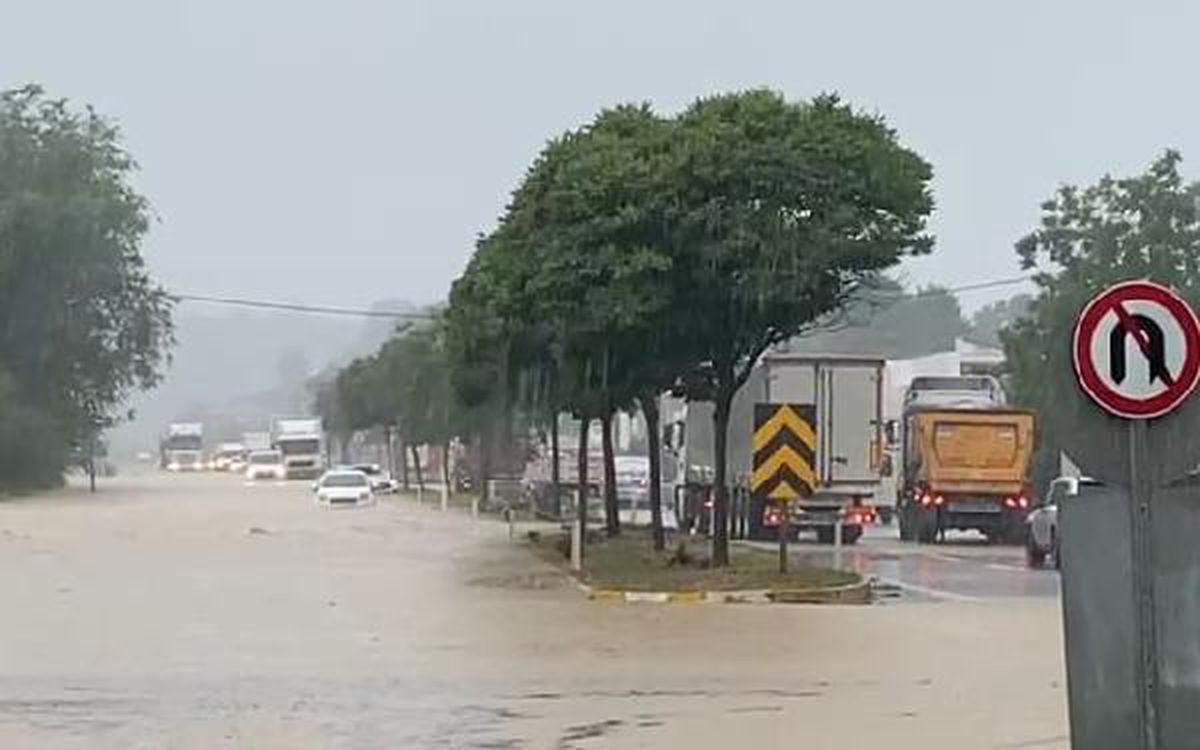Düzce-Zonguldak yolunda ulaşıma şiddetli yağış engeli