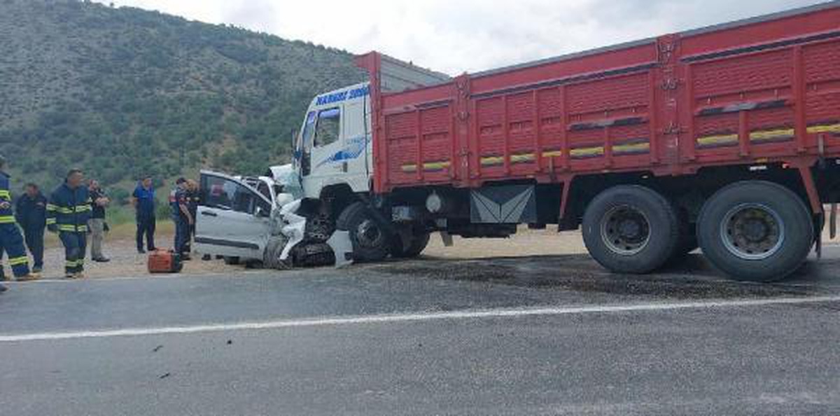 Son dakika! Eskişehir\'de kamyon, kamyonete çarptı: 1 ölü, 1 yaralı
