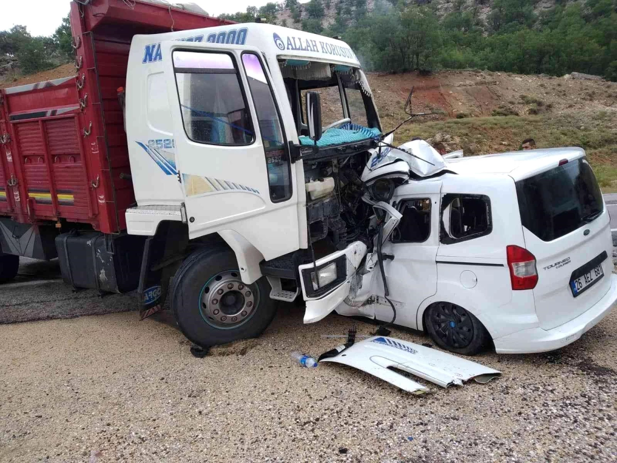 Eskişehir\'de kamyon ve kamyonet çarpıştı: 1 ölü 1 yaralı