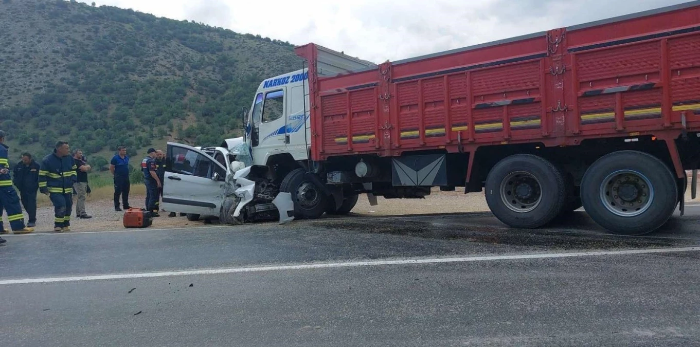 Eskişehir\'de kamyonla çarpışan aracın sürücüsü yaşamını yitirdi