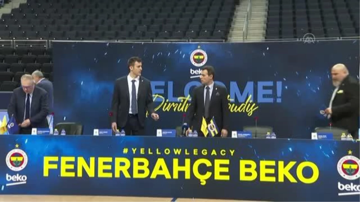 Fenerbahçe Beko\'da başantrenörlüğe getirilen Itoudis için imza töreni düzenlendi