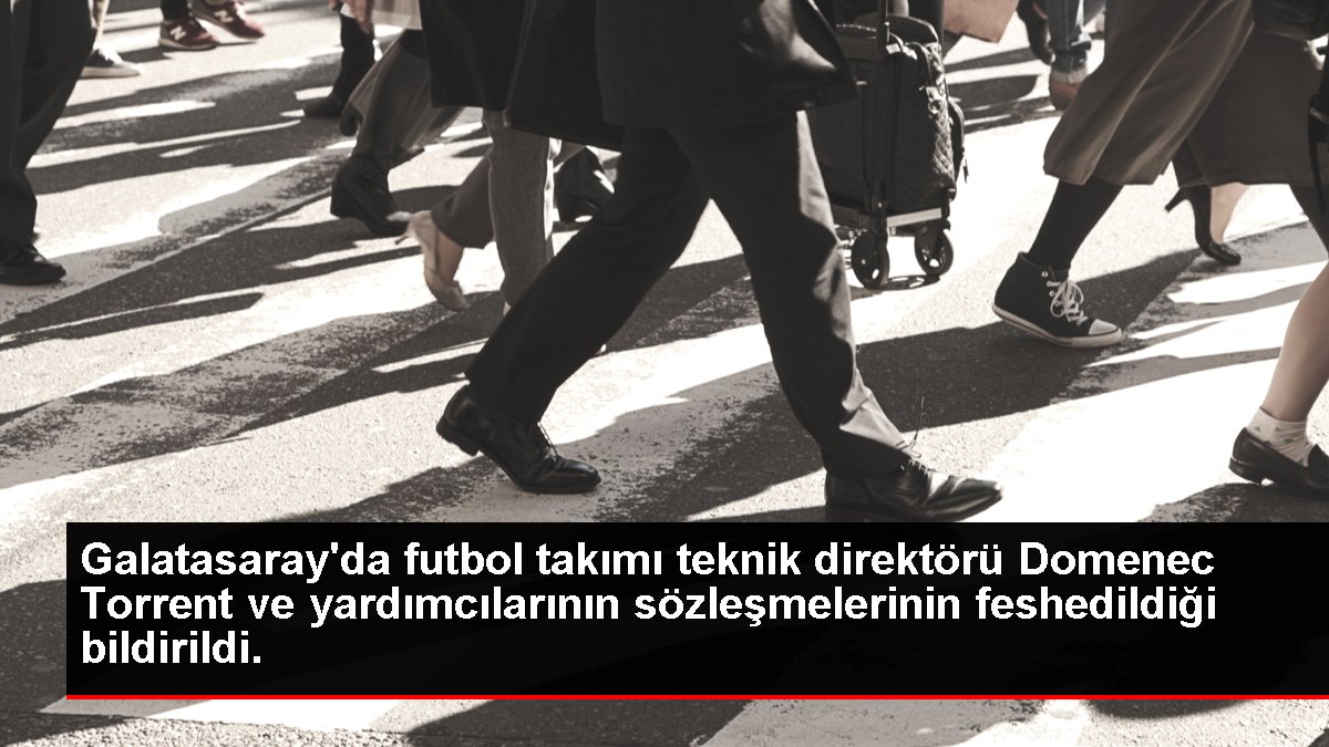 Galatasaray'da futbol takımı teknik direktörü Domenec Torrent ve yardımcılarının sözleşmelerinin feshedildiği bildirildi.