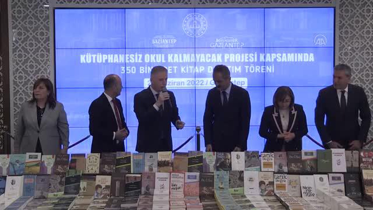 GAZİANTEP - Bakan Özer, 350 bin kitap dağıtım törenine katıldı