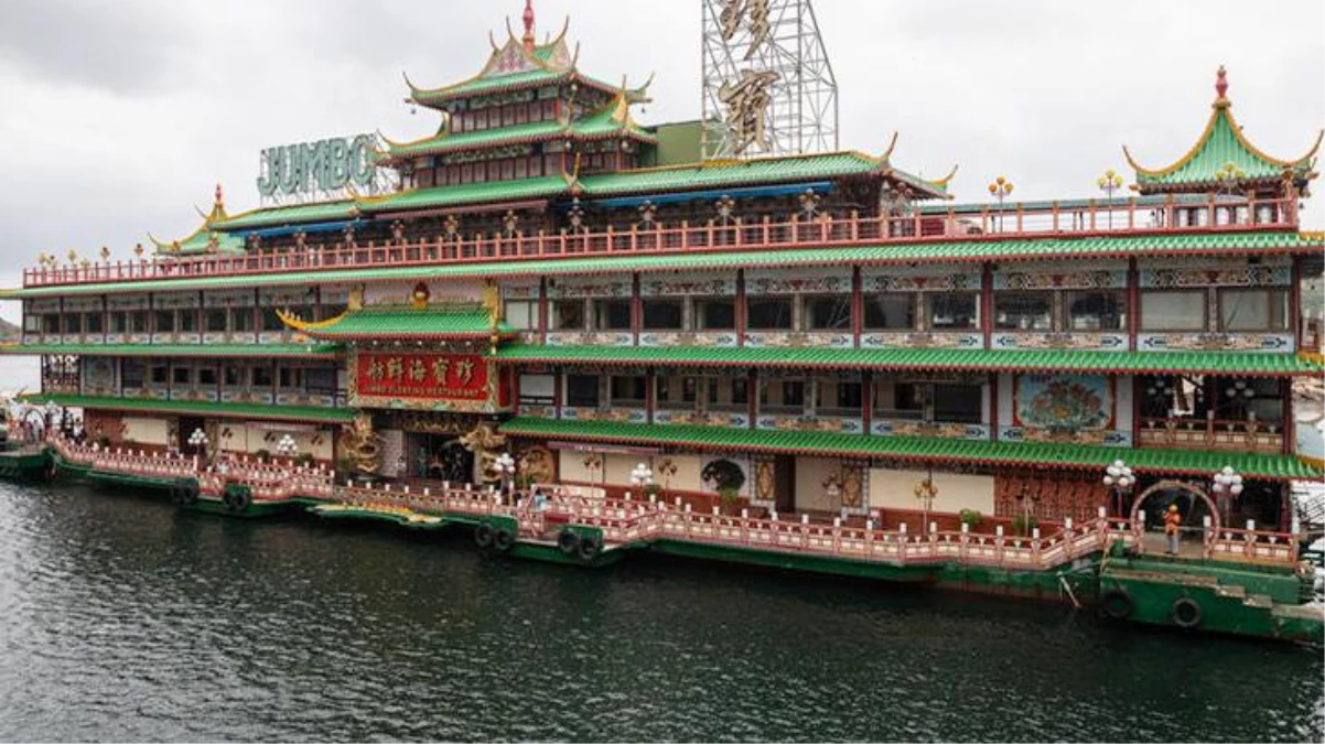 Hong Kong\'un ünlü simgelerinden yüzen restoran battı!