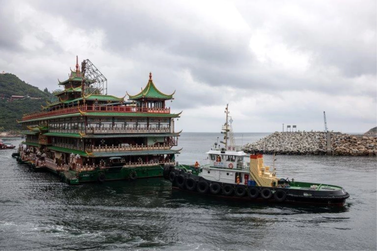 Hong Kong\'un simgelerinden, yüzen restoran Jumbo battı
