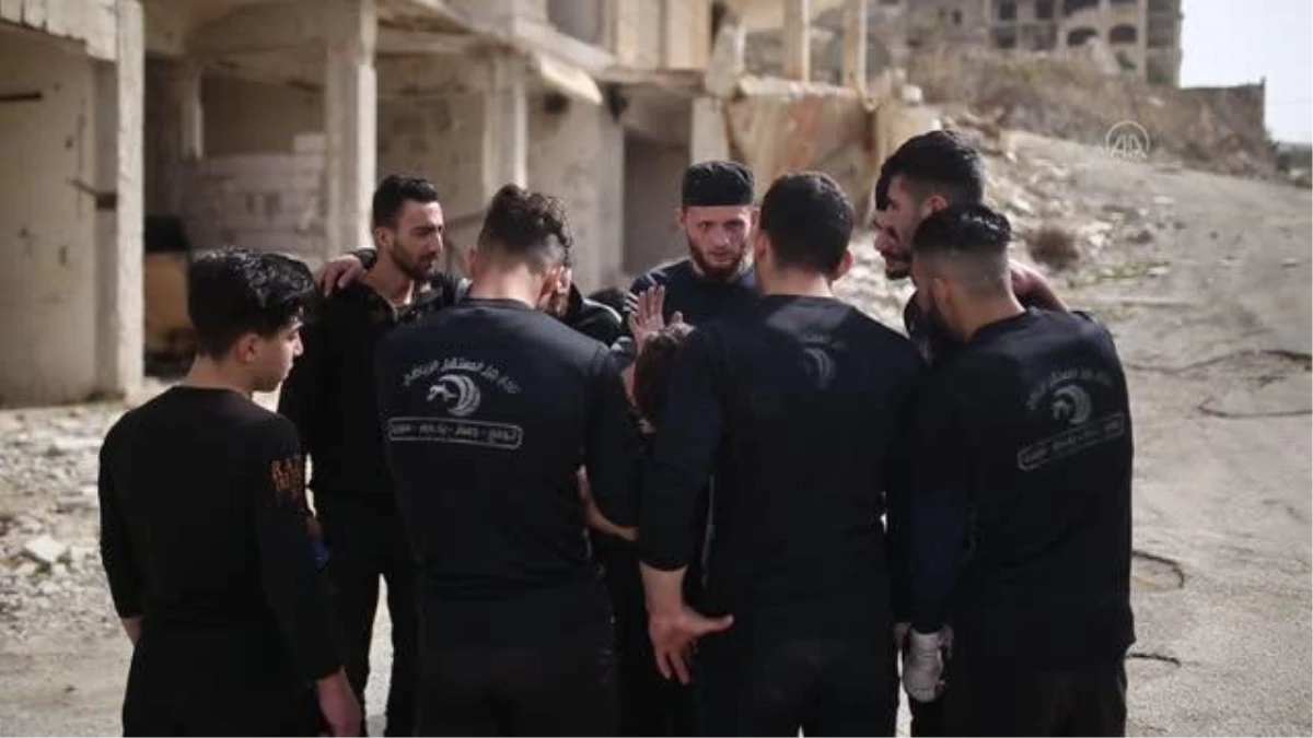 Son dakika... İdlib\'de saldırıların yıldıramadığı sporcu gençler, enkazı parkura çevirdi