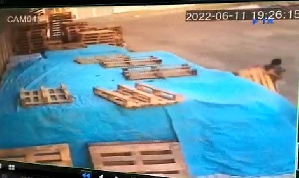 İş yeri önünden malzeme hırsızlığı kamerada