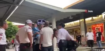 Kadın mağazasında 'İçeriyi mi gözetliyorsun' kavgası