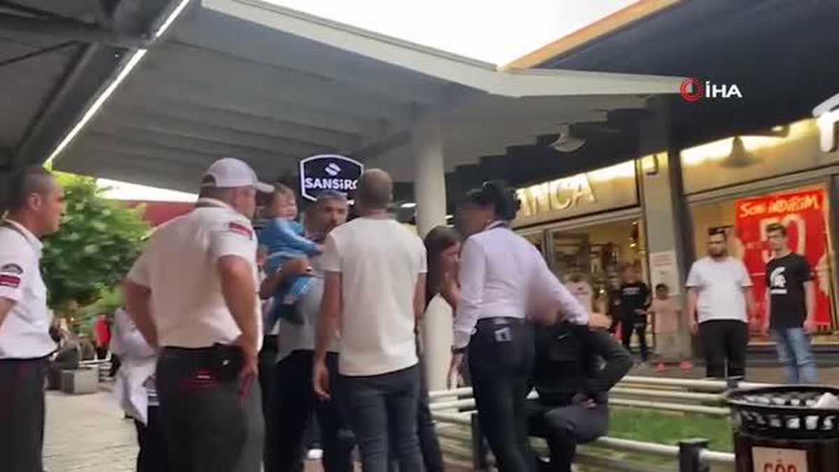 Kadın mağazasında 'İçeriyi mi gözetliyorsun' kavgası