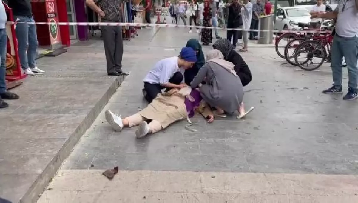 Kaldırımda yürürken rüzgarın uçurduğu sac başına düştü