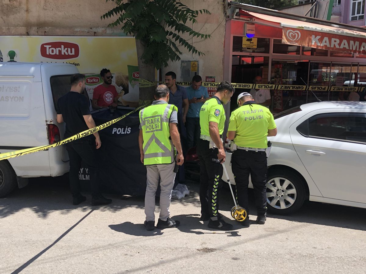 Son dakika haber: Karaman'da otomobil ile panelvan arasında sıkışan kadın öldü
