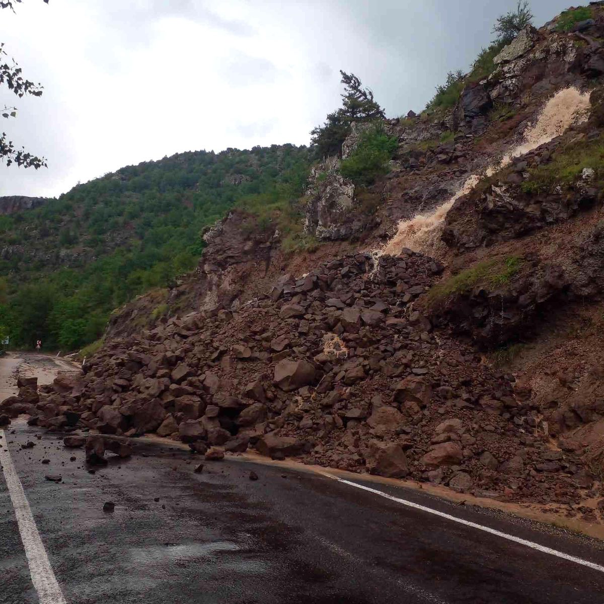 Kıbrıscık\'ta yağmur sebebiyle kayan toprak yolu kapattı