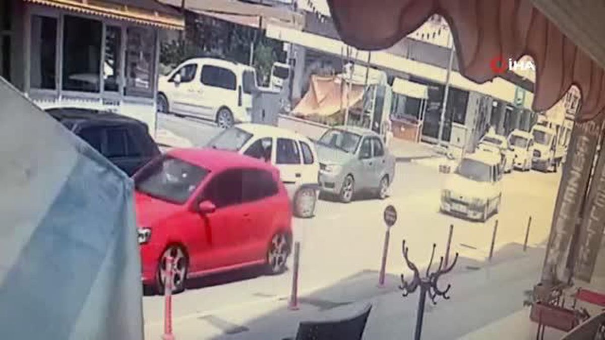 Kontrolsüz açılan kapı motosikletli şahsı yola böyle savurdu