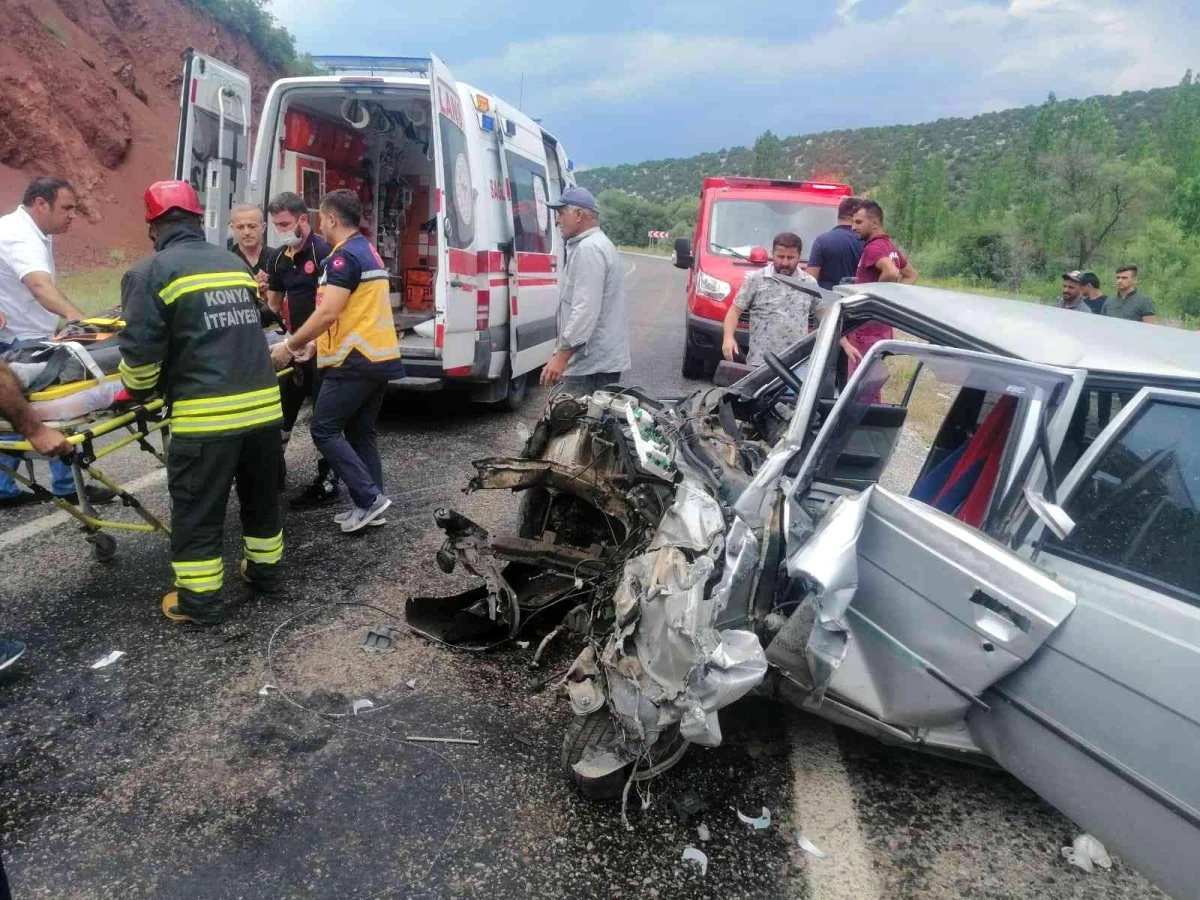 Konya\'da yolcu minibüsü ile otomobil çarpıştı: 6 yaralı