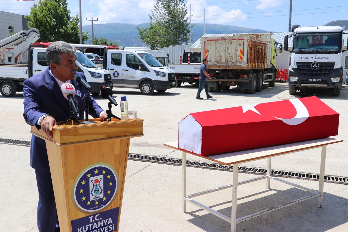Kütahya\'da toprak altında kalarak hayatını kaybeden işçinin cenazesi defnedildi