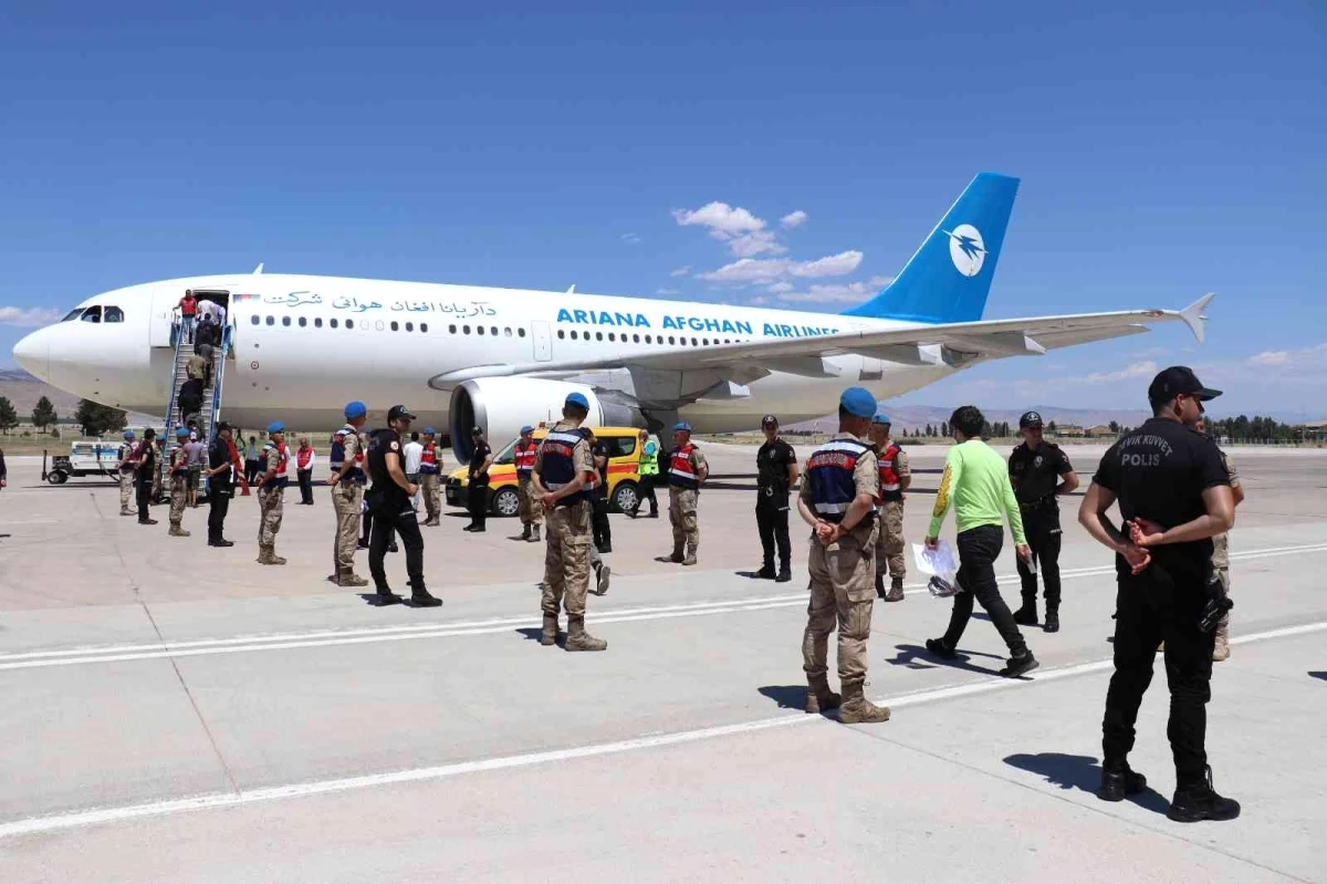 Malatya\'da 3 günde bin 135 kaçak göçmen sınır dışı edildi