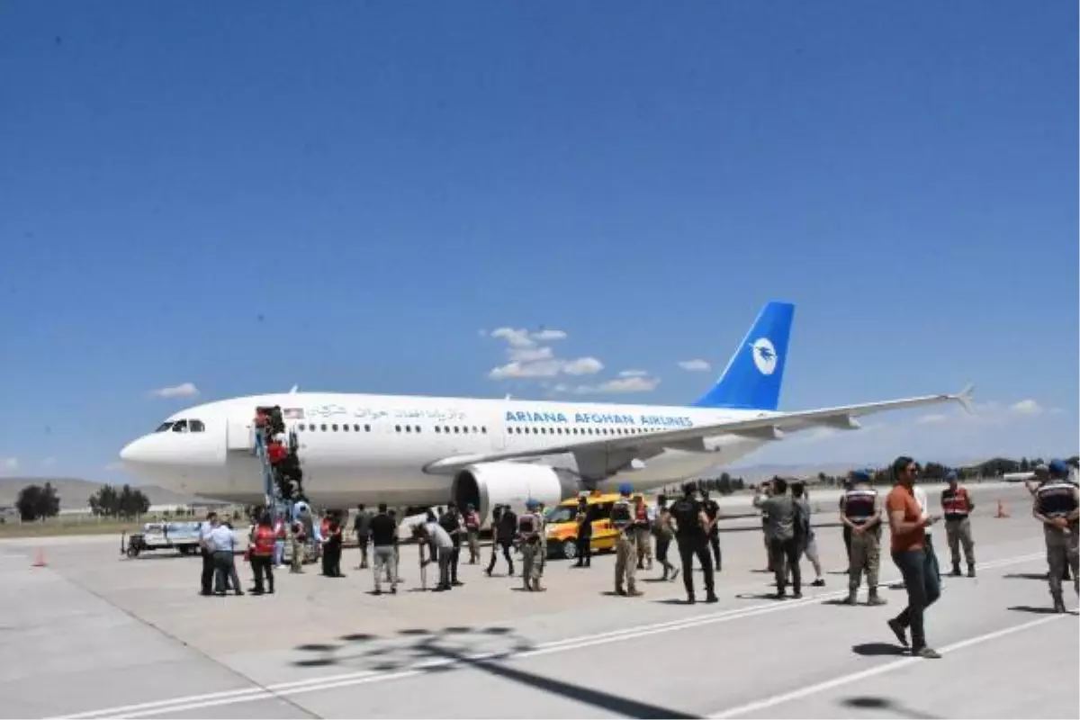 Malatya\'dan 227 kaçak göçmen daha uçakla ülkelerine gönderildi