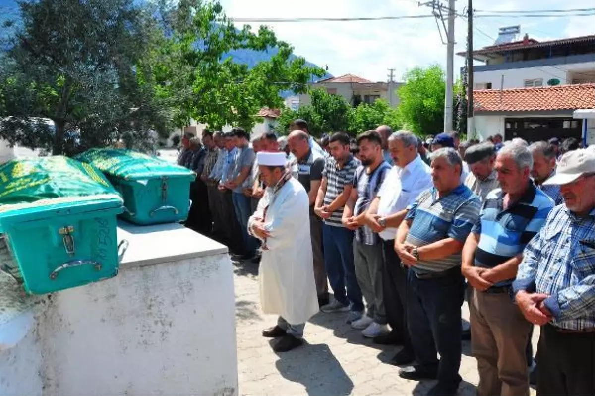 Manisa\'da su kanalındaki göçükte ölen 2 kişi toprağa verildi