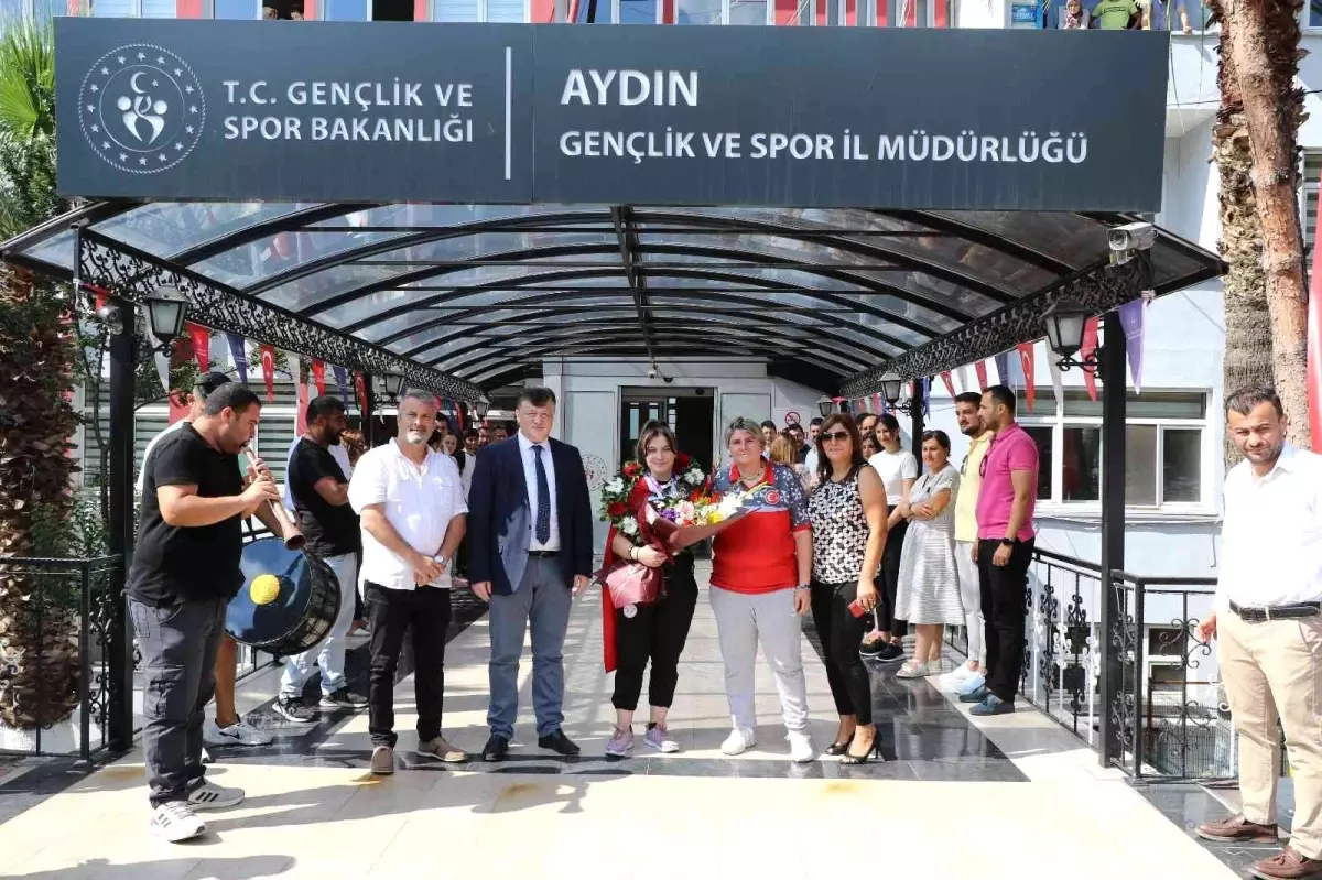 Milli Sporcu Burcu, memleketi Aydın\'da çiçeklerle karşılandı