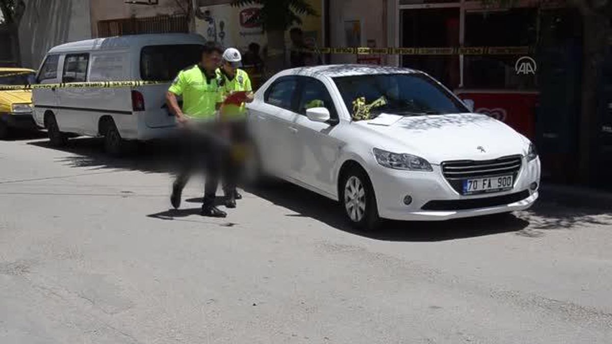 Otomobil ile panelvan arasında sıkışan kadın öldü