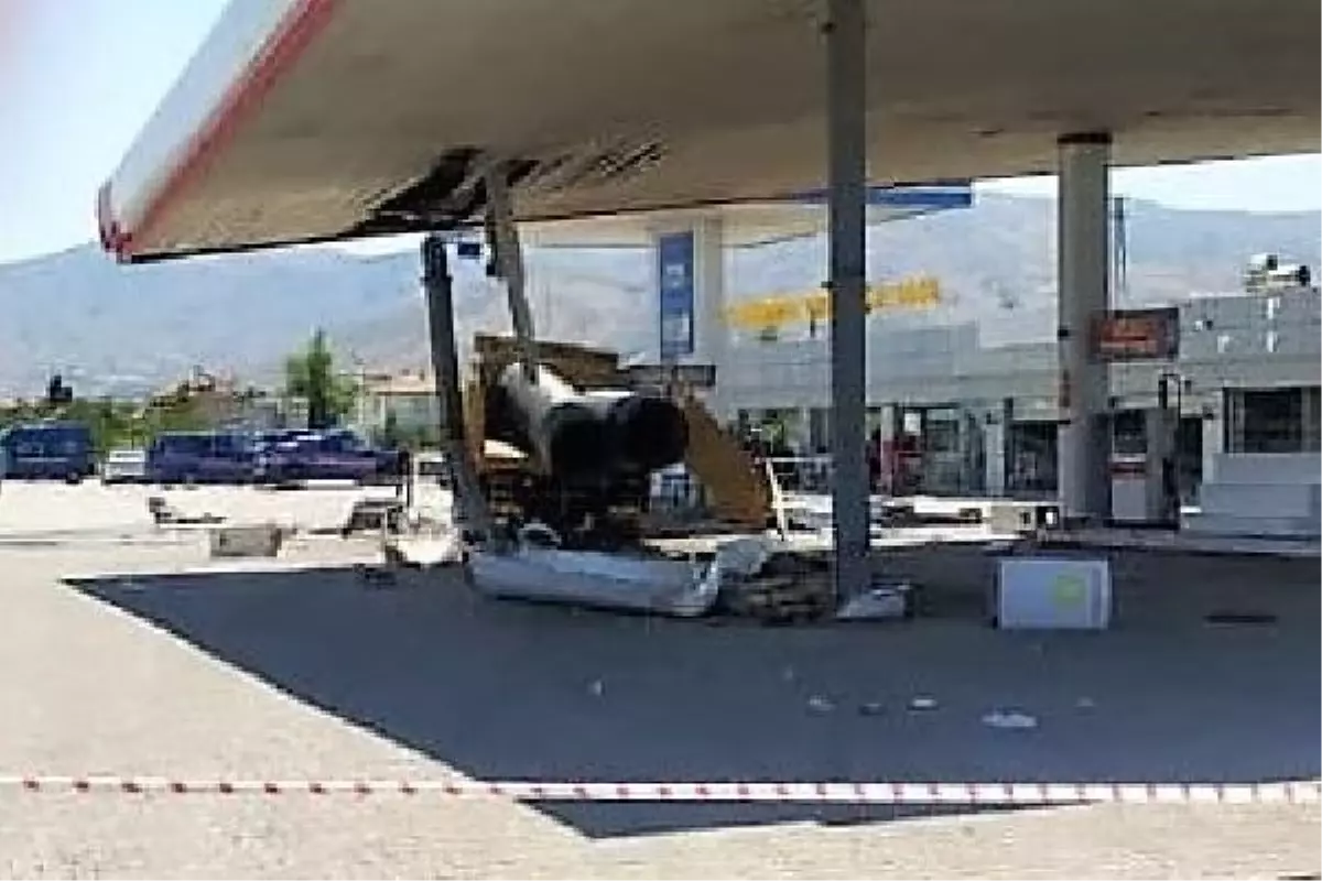 Son dakika haberleri... Otomobile çarpan kamyon akaryakıt istasyonuna girdi: 2\'si ağır 5 yaralı