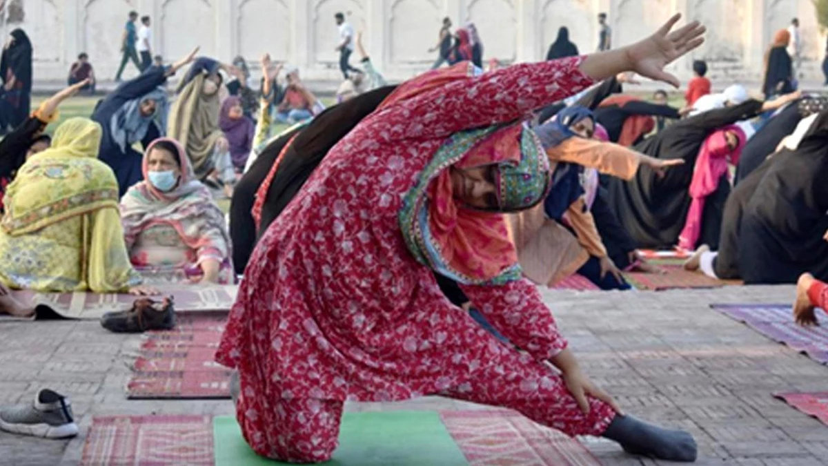 Pakistan\'da Uluslararası Yoga Günü Kutlanıyor
