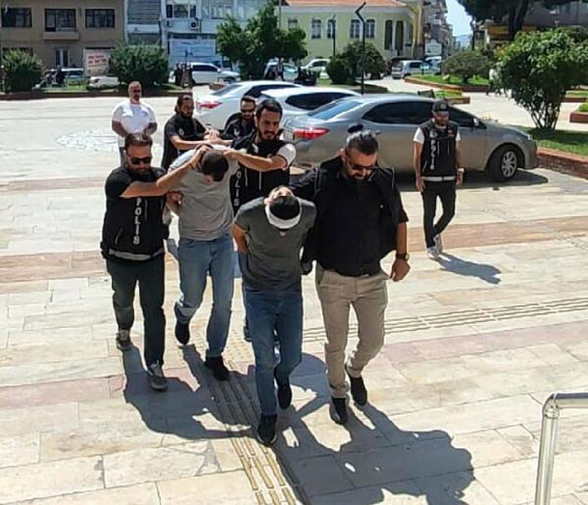 Son dakika haberi! Polisten kaçarken uyuşturucu paketlerini yola atan 3 şüpheli tutuklandı