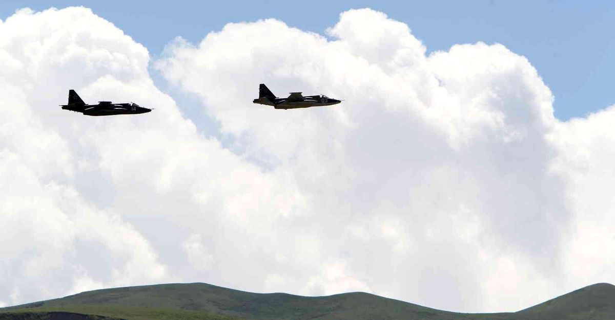 Rusya\'ya ait Su-25 tipi savaş uçağı Ukrayna sınırında düştü