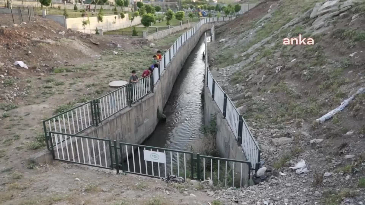 Siirt\'te Doğan Mahallesi, Kanalizasyon Kokusundan Şikayetçi: "Evin İçinde Boğulmuş Durumdayız"
