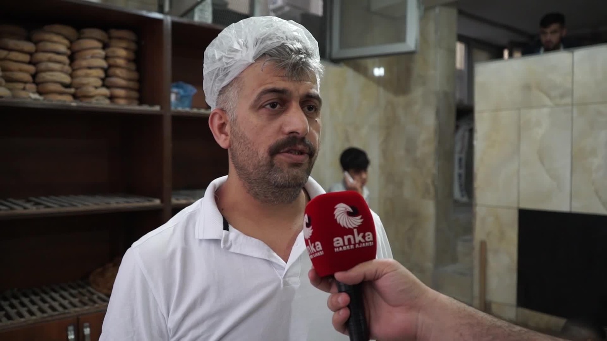 Siirt\'te Ekmeğe Zam Geldi… Fırıncı: "Asgari Ücret 4 Bin Lira. Dörtte Birini Bir Kuru Ekmeğe Verirse, Diğerlerine Ne Kalacak?"