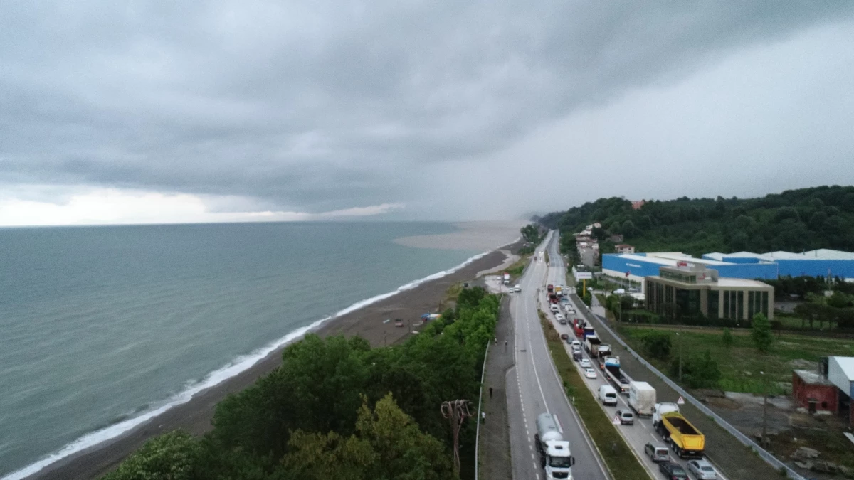 Akçakoca-Ereğli yolu su taşkını nedeniyle ulaşıma kapandı