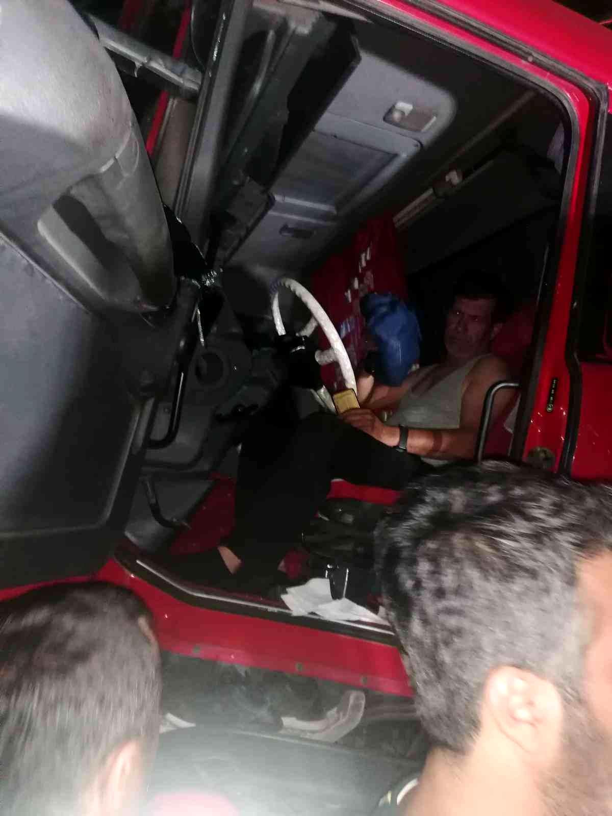 Tır şoförünü sıkıştığı yerden itfaiye kurtardı