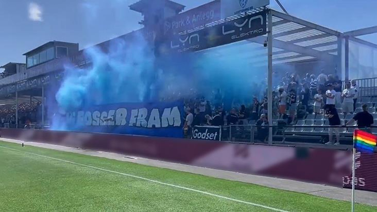 FK Haugesund ile Stromsgodset IF arasında oynanan maçta deplasman tribünündeki bir taraftar mastürbasyon yaptı