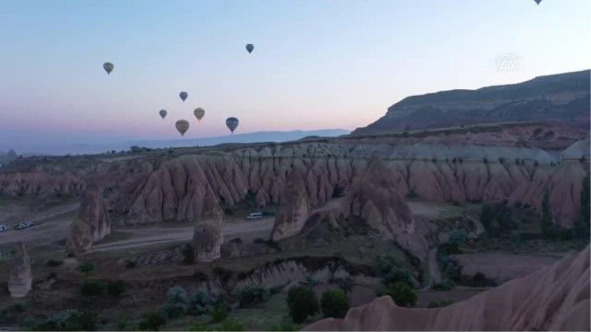 Turistler, Kapadokya\'nın "renkli tepeleri"ni balondan seyrediyor