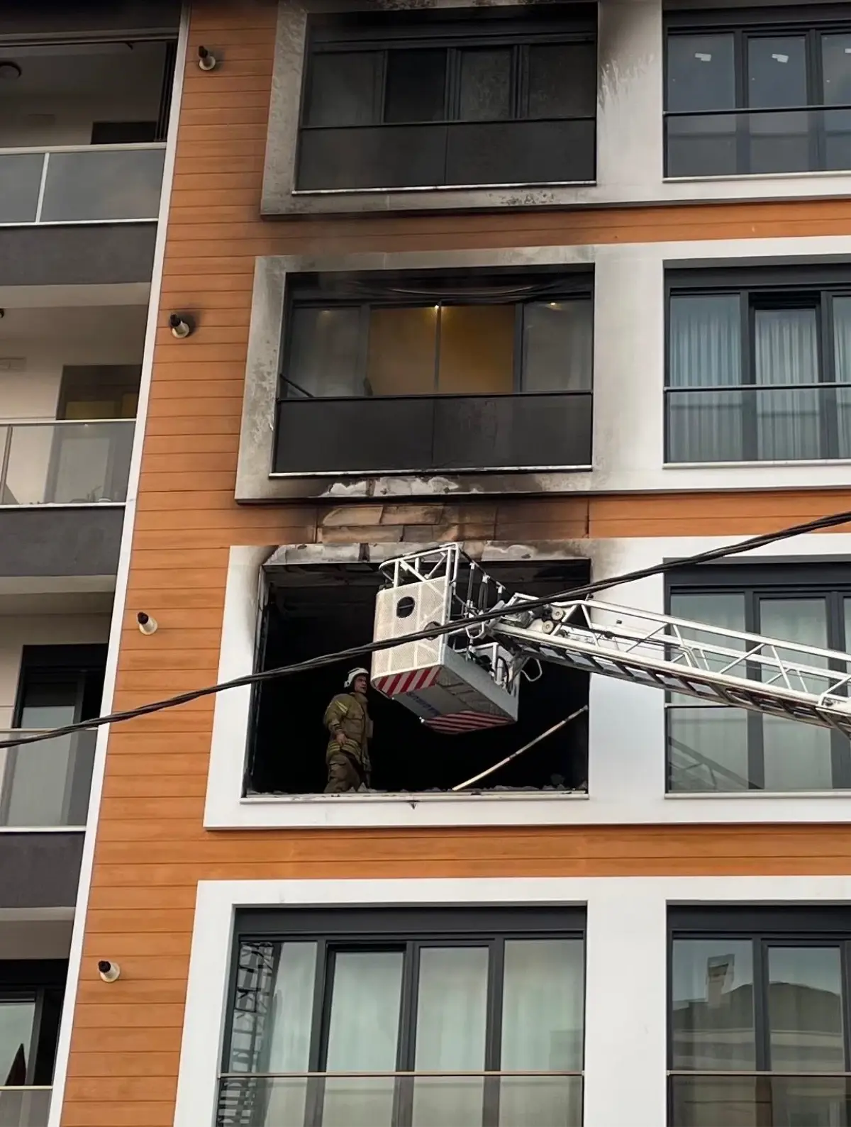 Yanan daire kullanılamaz hale geldi